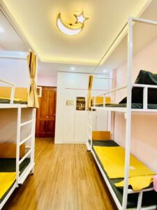 Giường Homestay có khung rèm